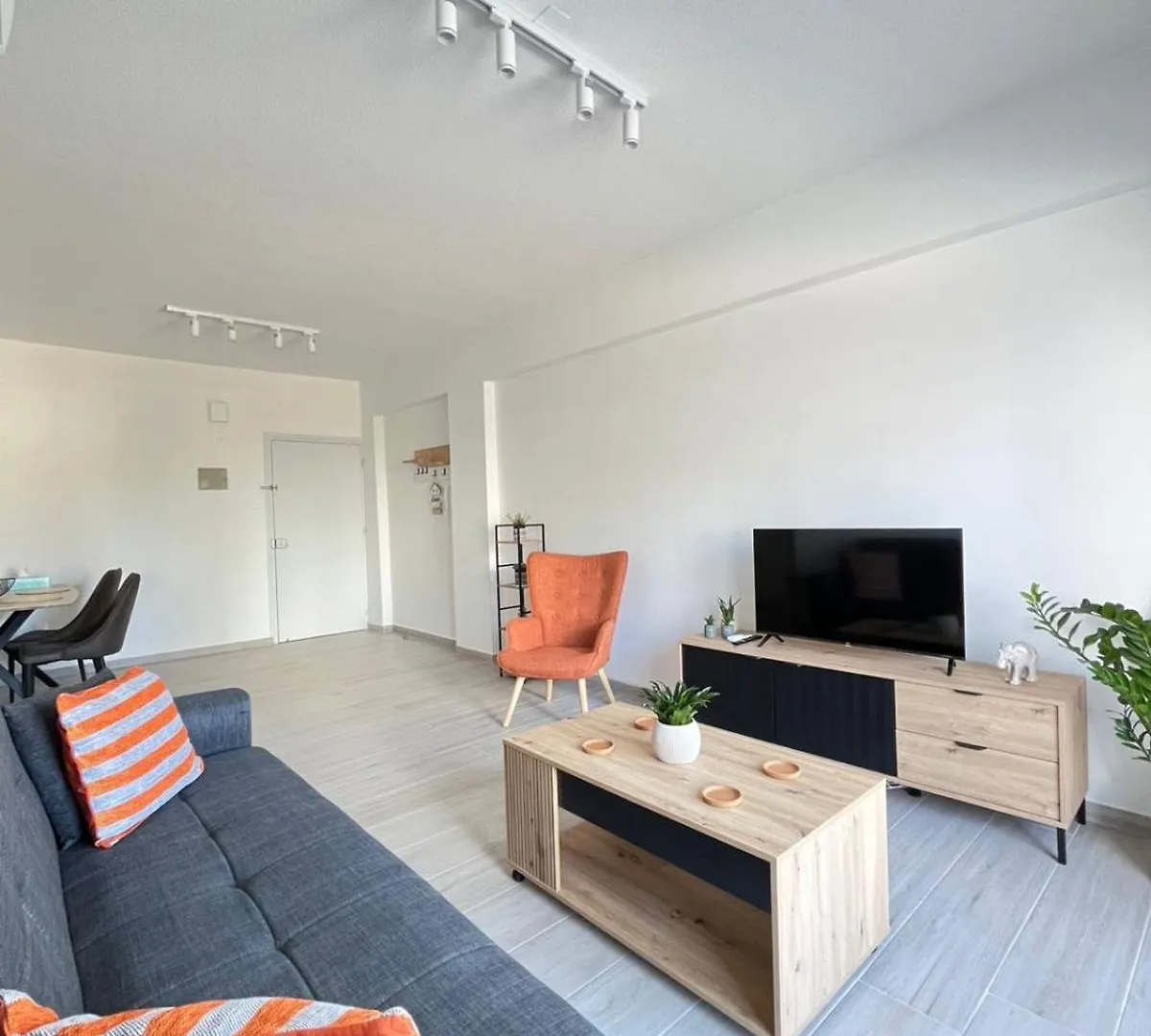 Unlock The Island - Local Insights For Your Stay Larnaca 0*,