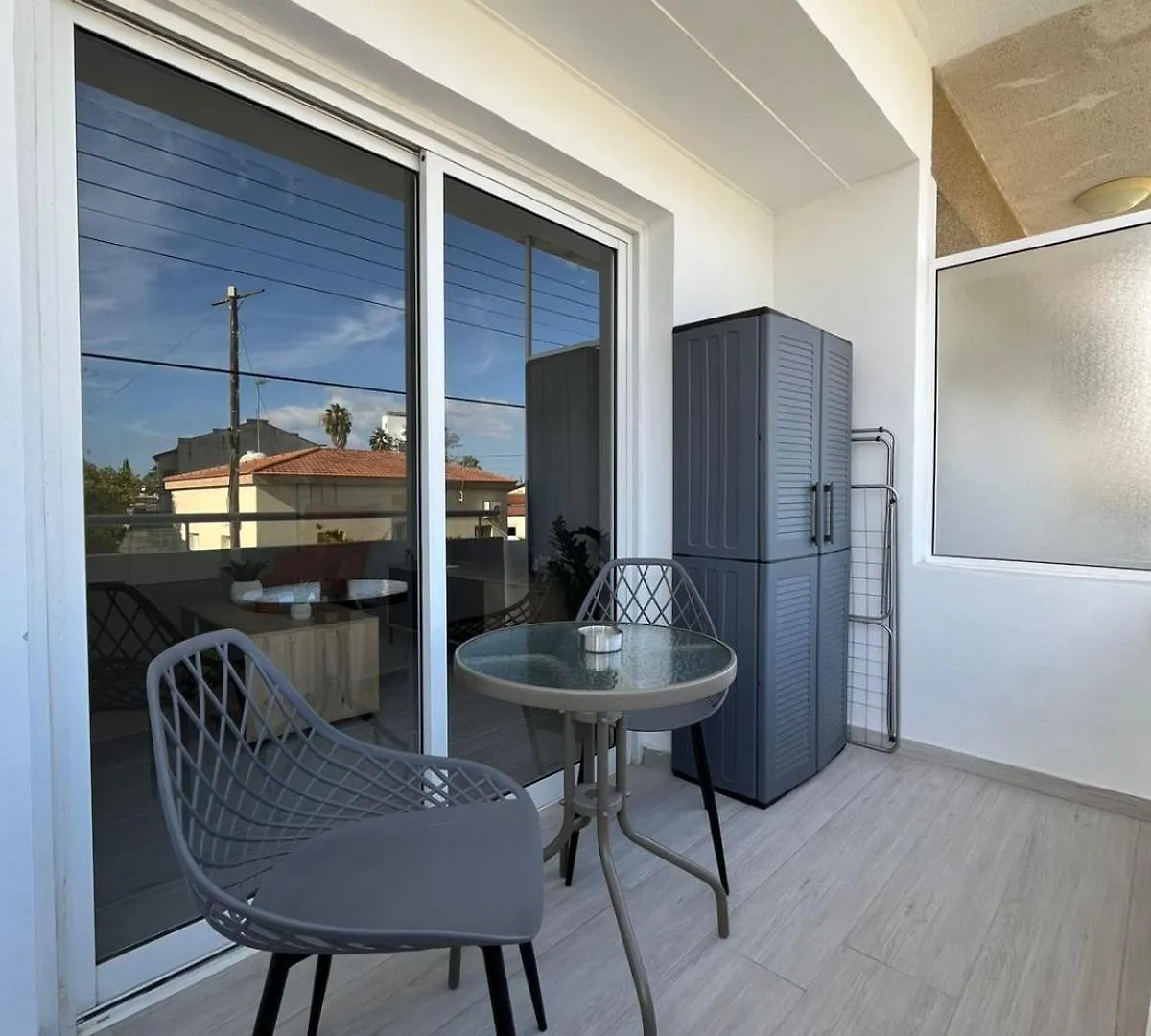 Unlock The Island - Local Insights For Your Stay Larnaca 0*,